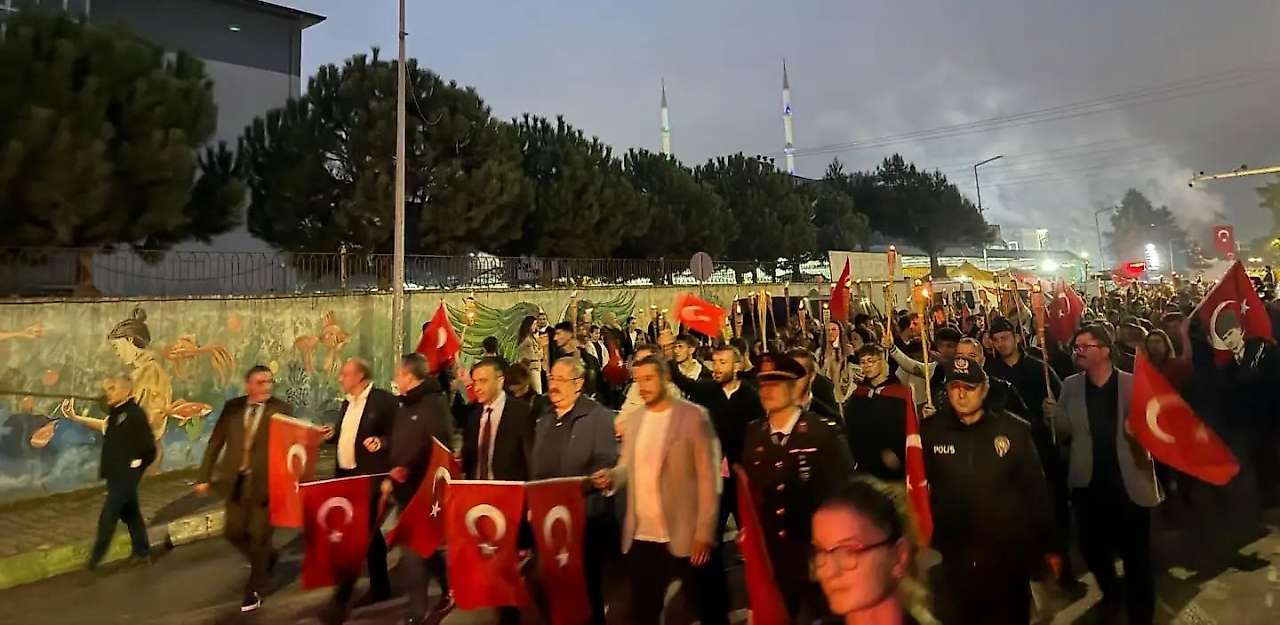 Çarşamba'da Cumhuriyet Coşkusu! Fener Alayıyla Renkli Gece