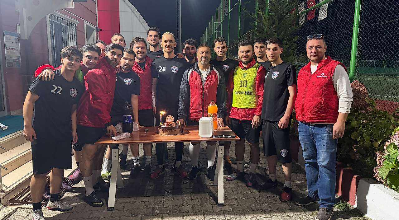 Salıpazarı Spor'da Özkan Alkan'a Takım Arkadaşlarından Jest