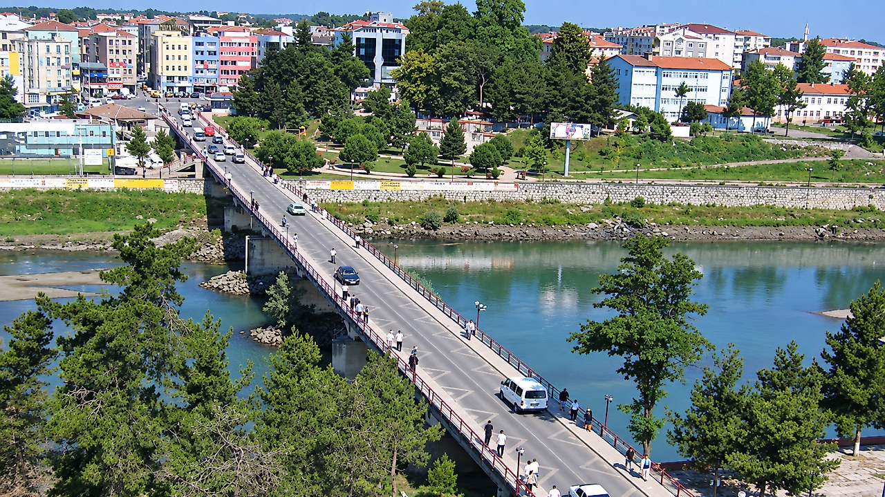 İki Yakayı Değil, Nesilleri Birleştirdi: Çarşamba Köprüsü'nün 95 Yıllık Hikâyesi