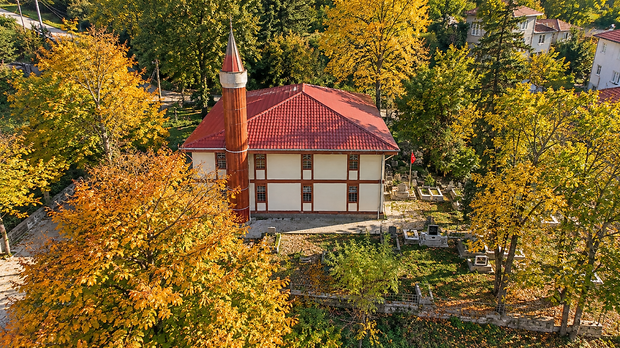 Yavaşbey'de Tarih Saklı: Ahşap Cami ve Şehit Mezarı