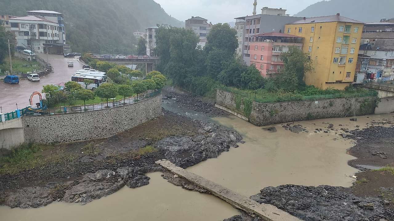 Salıpazarı'nda Sağanak Yağış Başladı
