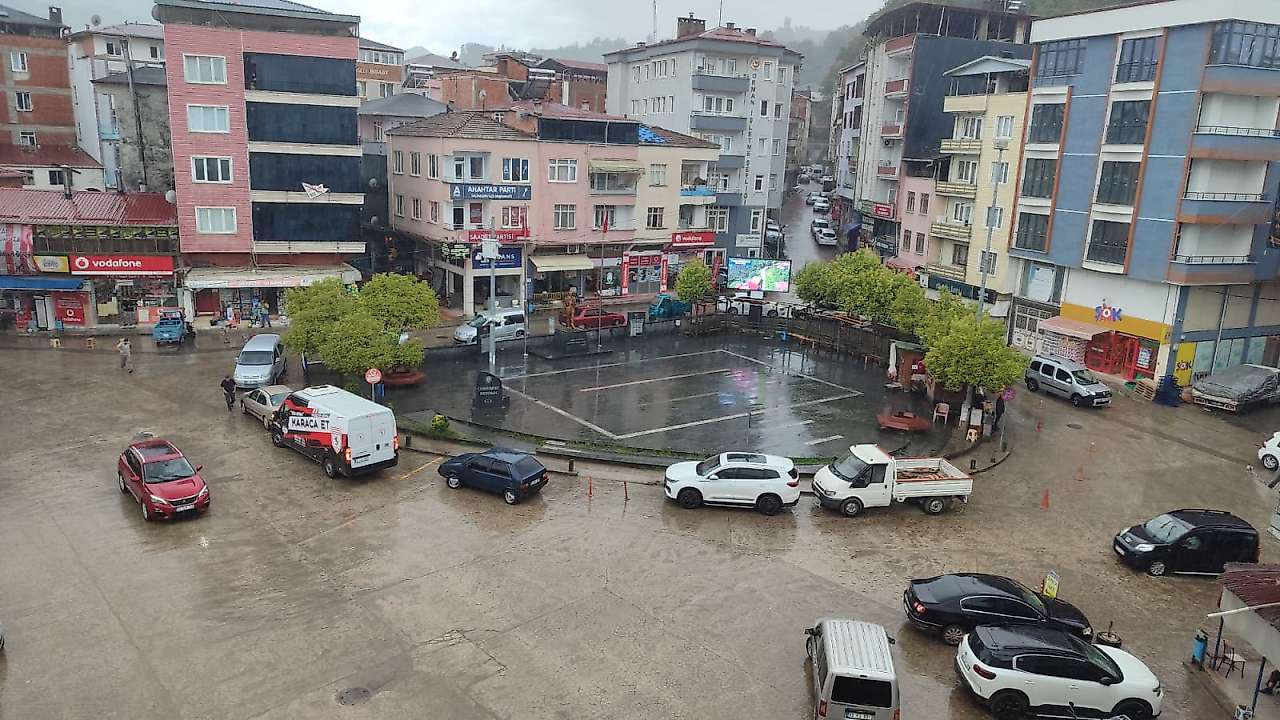 Salıpazarı'nda Sağanak Yağış Başladı