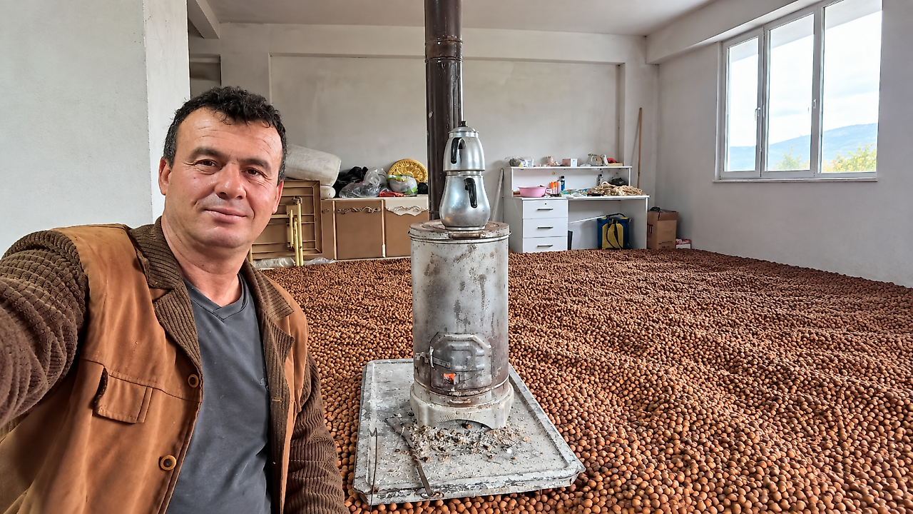 Salıpazarı'nda fındığını soba ateşiyle kurutuyor