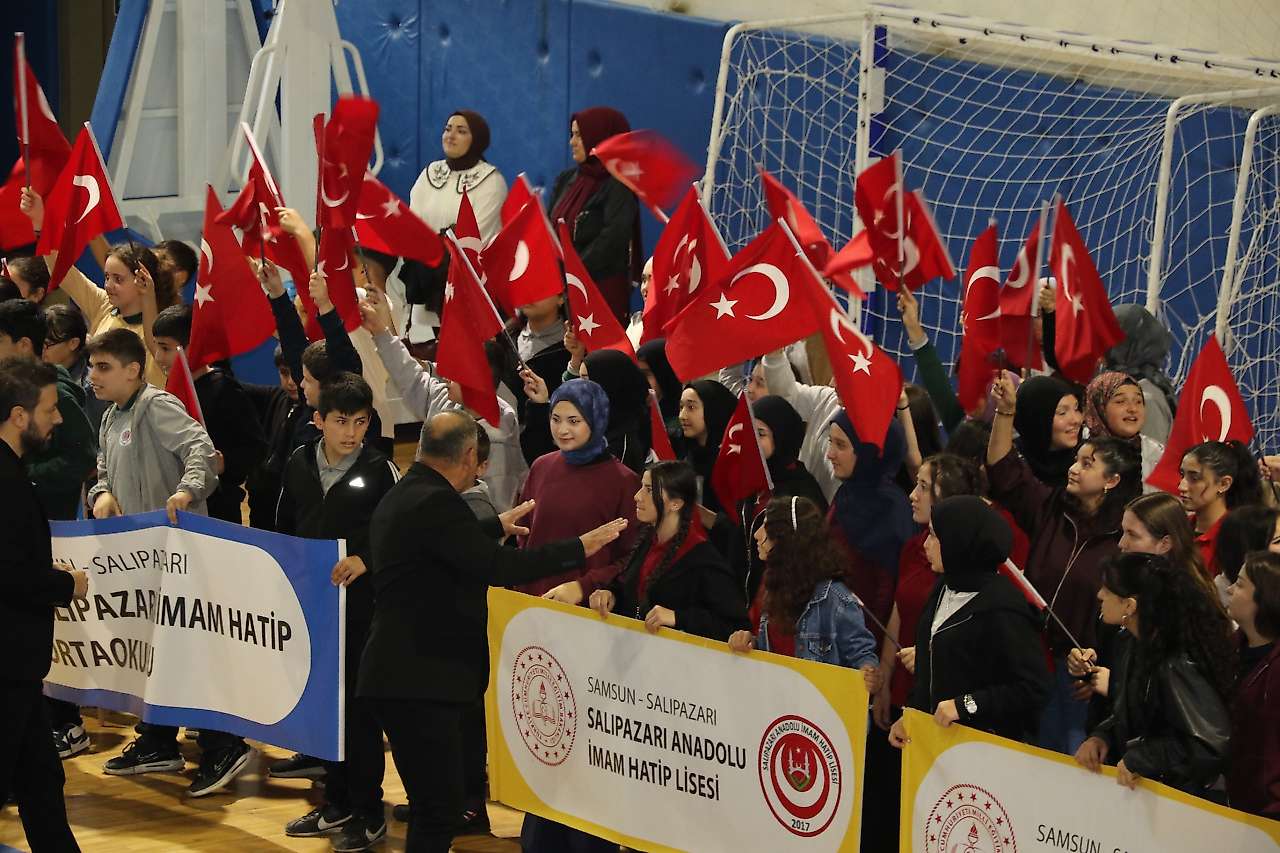 Salıpazarı'nda Cumhuriyet'in 103. Yılı Törenlerle Kutland