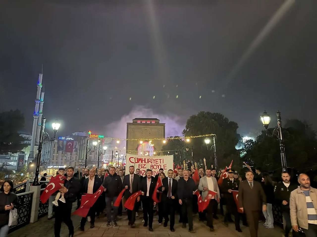 Çarşamba'da Cumhuriyet Coşkusu! Fener Alayıyla Renkli Gece