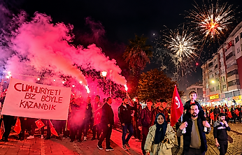 Çarşamba'da Cumhuriyet Coşkusu! Fener Alayıyla Renkli Gece
