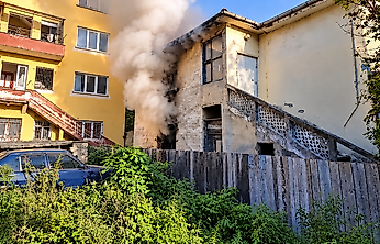 Piknik Tüpü Alev Aldı! İki Katlı Evde Yangın Paniği