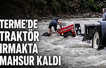 Terme'de Traktör Irmakta Mahsur Kaldı
