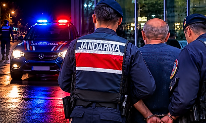 Gece Devriyesi Hırsızlık Şüphelisini Suçüstü Yakaladı