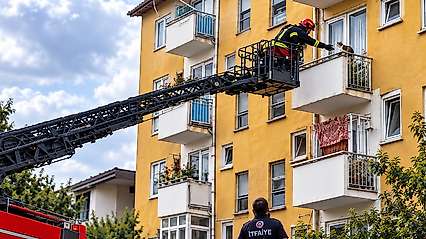 Balkonda Mahsur Kalan Kediyi İtfaiye Kurtardı