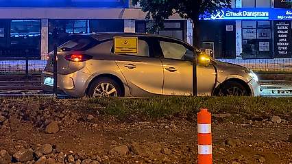 Samsun'da Tehlikeli Anlar: Araç Tramvayla Burun Buruna Geldi