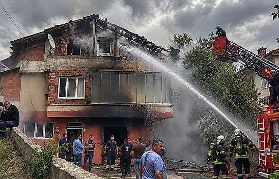 Ayvacık'ta Ev Yangını Can Aldı: 50 Yaşındaki Kadın Hayatını Kaybetti