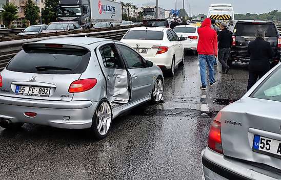 Samsun'da kaygan yol kazası: İki otomobil çarpıştı