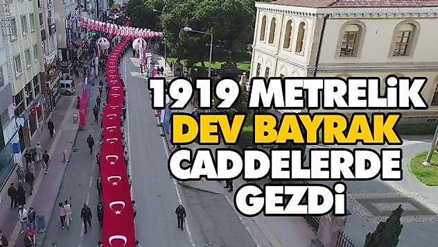 1919 Metrelik Dev Bayrak Caddelerde Gezdi