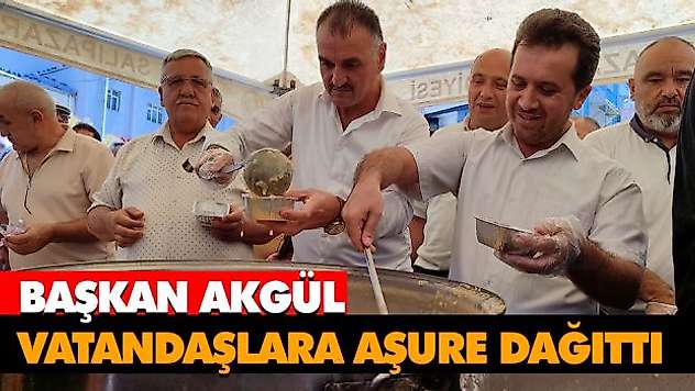 Başkan Akgül Vatandaşlara Aşure Dağıttı