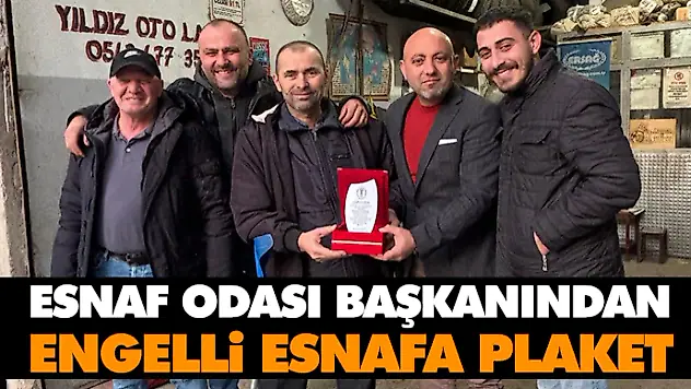 Esnaf Odası Başkanından Engelli Esnafa Plaket