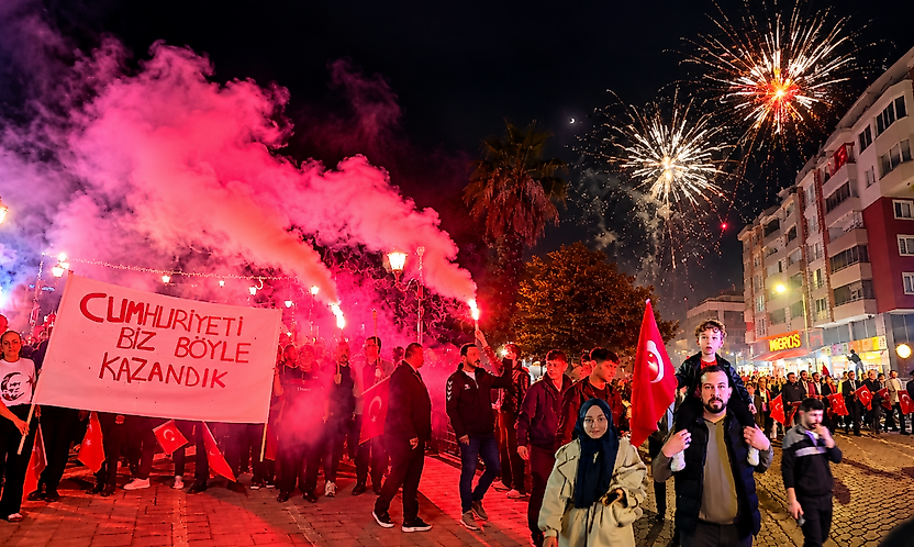 Çarşamba'da Cumhuriyet Coşkusu! Fener Alayıyla Renkli Gece